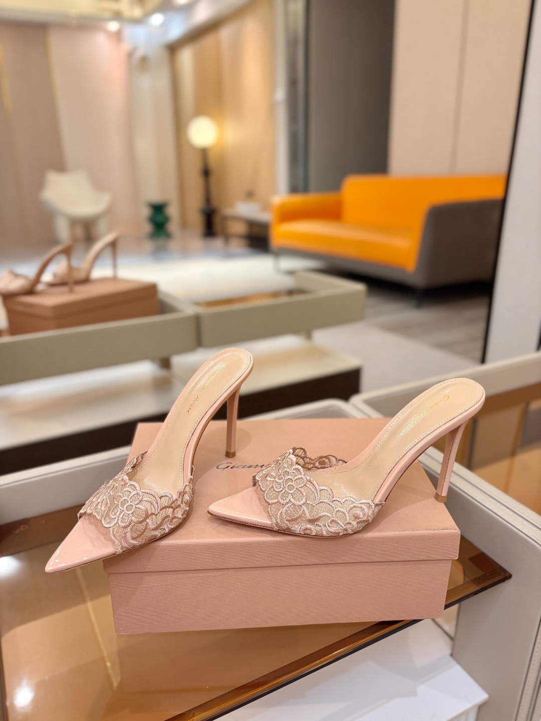 Gianvito rossi 经典款尖头电绣高跟鞋，它的出现就像夜空中最璀璨的星辰✨。经典的款式，永恒的