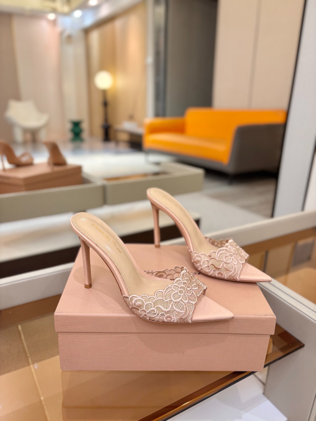 Gianvito rossi 经典款尖头电绣高跟鞋，它的出现就像夜空中最璀璨的星辰✨。经典的款式，永恒的