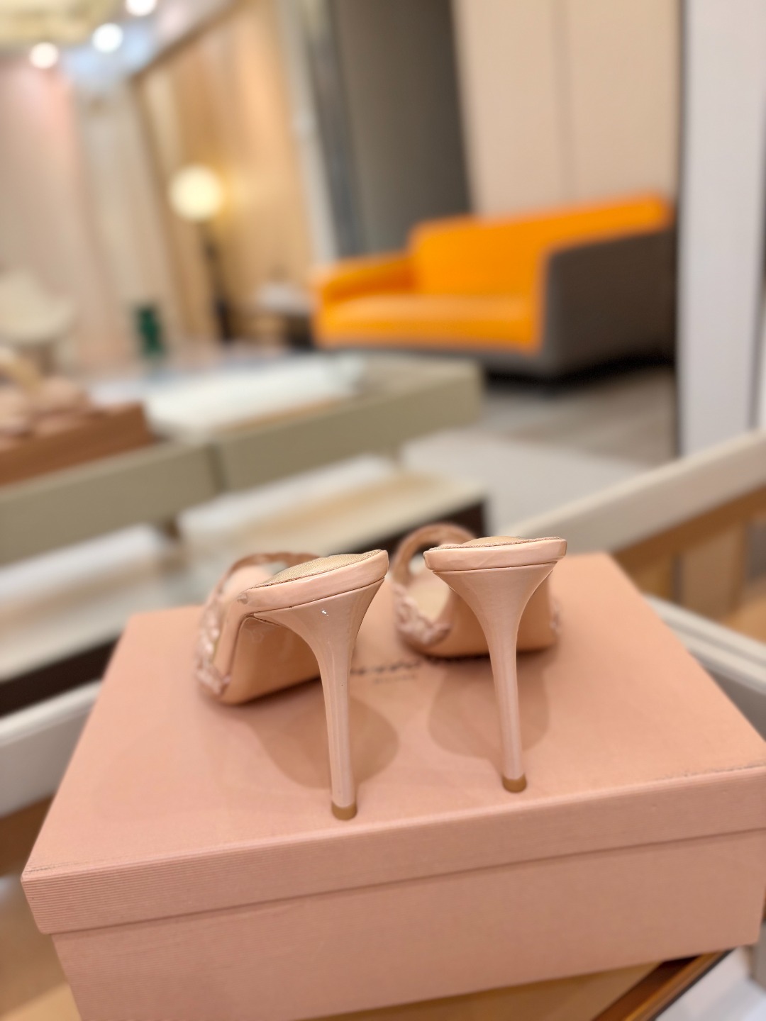 Gianvito rossi 经典款尖头电绣高跟鞋，它的出现就像夜空中最璀璨的星辰✨。经典的款式，永恒的