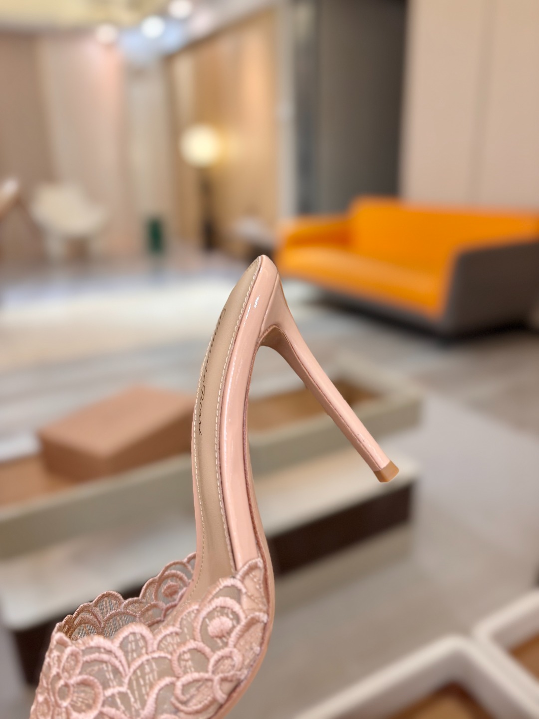 Gianvito rossi 经典款尖头电绣高跟鞋，它的出现就像夜空中最璀璨的星辰✨。经典的款式，永恒的