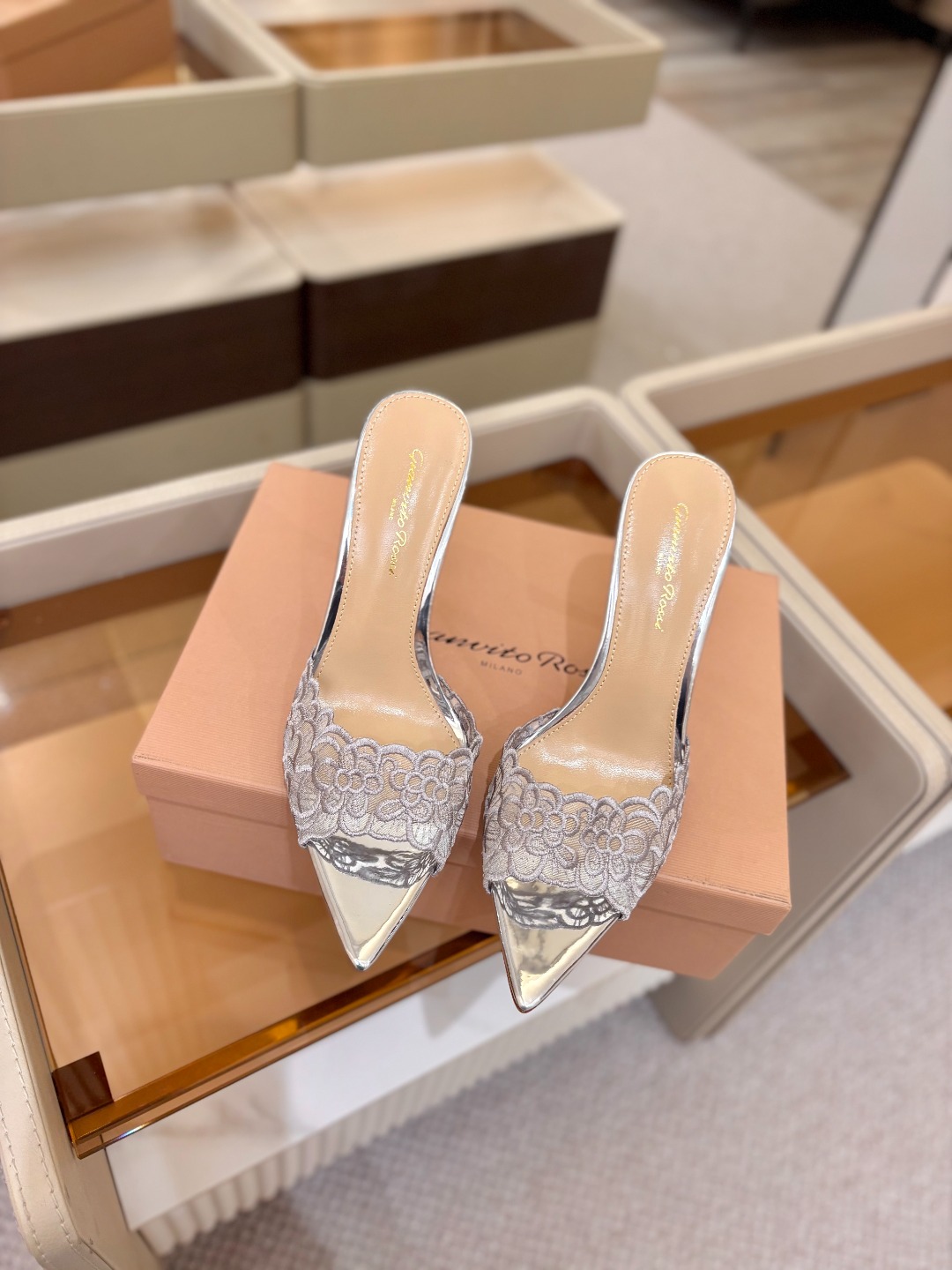 Gianvito rossi 经典款尖头电绣高跟鞋，它的出现就像夜空中最璀璨的星辰✨。经典的款式，永恒的
