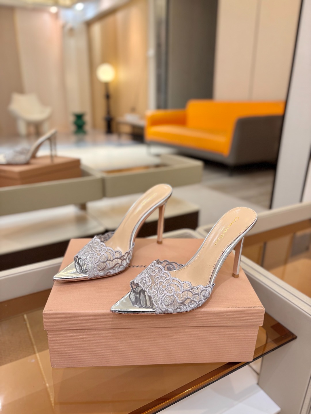 Gianvito rossi 经典款尖头电绣高跟鞋，它的出现就像夜空中最璀璨的星辰✨。经典的款式，永恒的