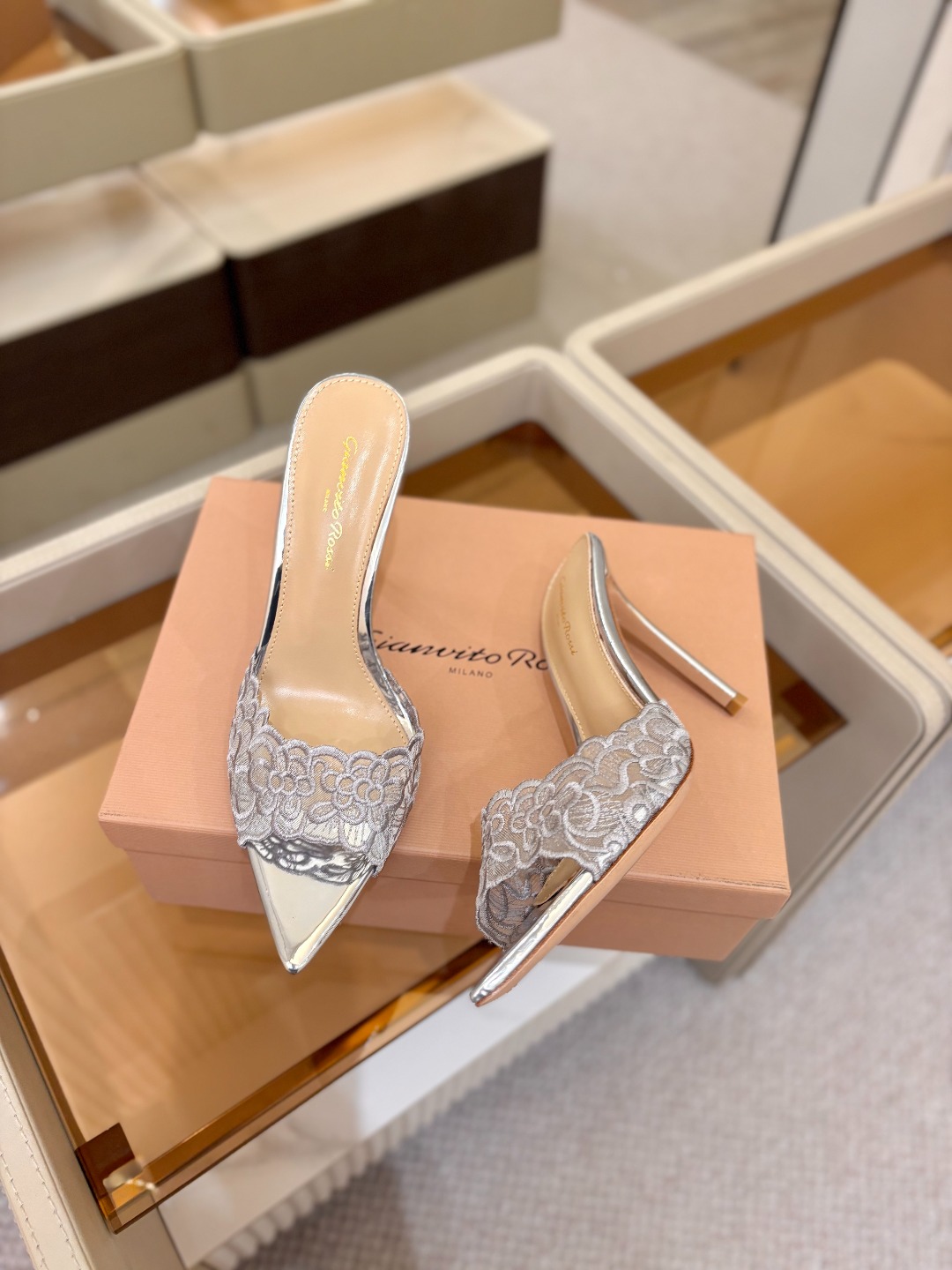 Gianvito rossi 经典款尖头电绣高跟鞋，它的出现就像夜空中最璀璨的星辰✨。经典的款式，永恒的
