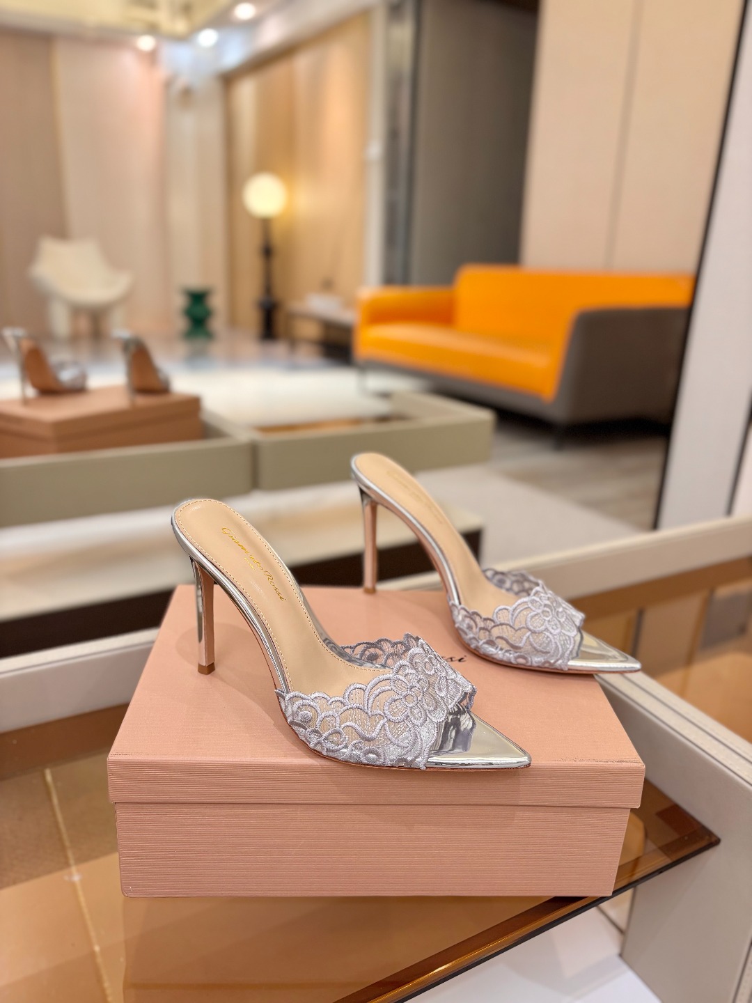 Gianvito rossi 经典款尖头电绣高跟鞋，它的出现就像夜空中最璀璨的星辰✨。经典的款式，永恒的