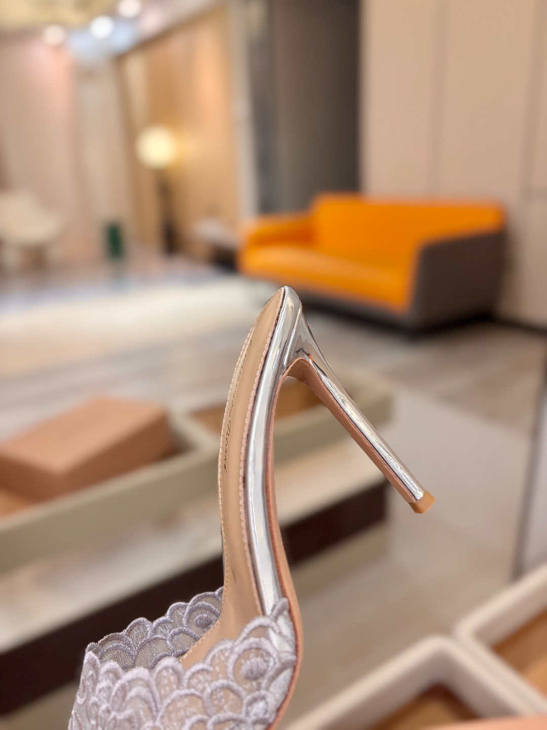 Gianvito rossi 经典款尖头电绣高跟鞋，它的出现就像夜空中最璀璨的星辰✨。经典的款式，永恒的