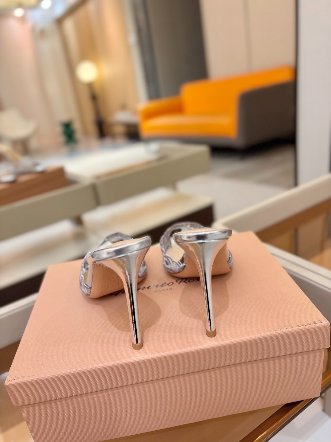 Gianvito rossi 经典款尖头电绣高跟鞋，它的出现就像夜空中最璀璨的星辰✨。经典的款式，永恒的