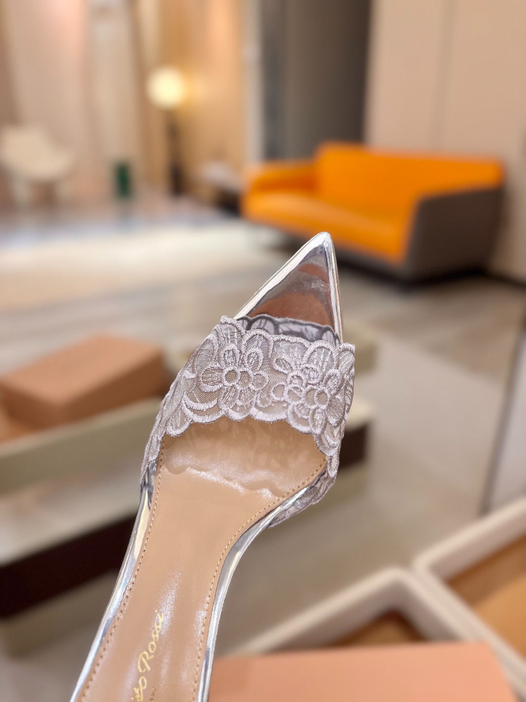 Gianvito rossi 经典款尖头电绣高跟鞋，它的出现就像夜空中最璀璨的星辰✨。经典的款式，永恒的