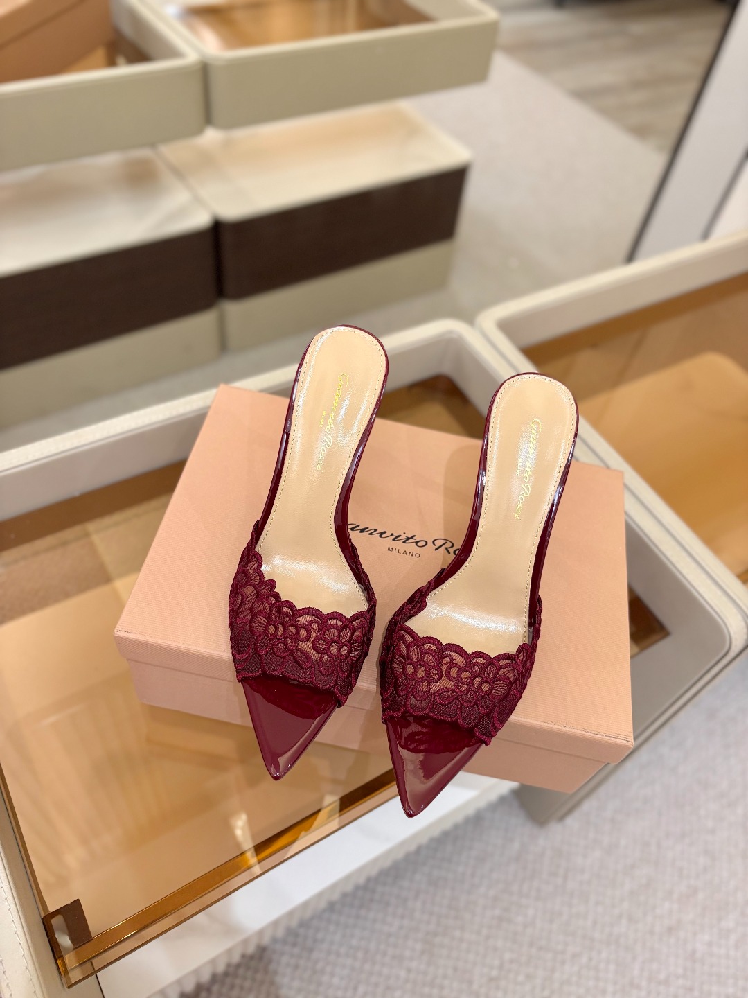 Gianvito rossi 经典款尖头电绣高跟鞋，它的出现就像夜空中最璀璨的星辰✨。经典的款式，永恒的