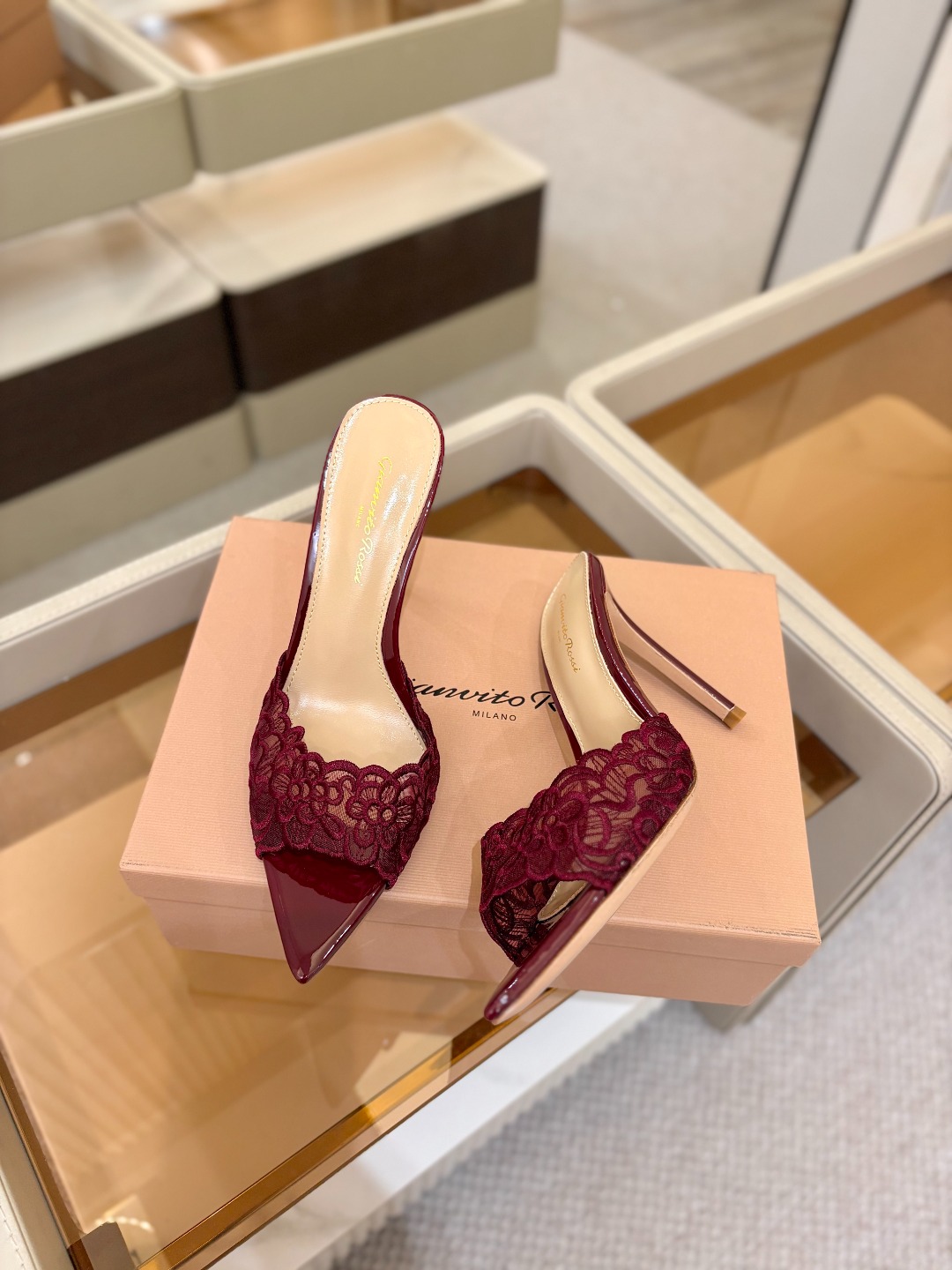 Gianvito rossi 经典款尖头电绣高跟鞋，它的出现就像夜空中最璀璨的星辰✨。经典的款式，永恒的