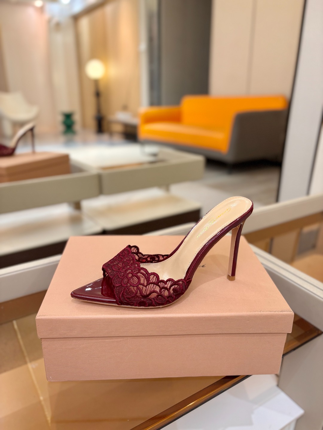 Gianvito rossi 经典款尖头电绣高跟鞋，它的出现就像夜空中最璀璨的星辰✨。经典的款式，永恒的