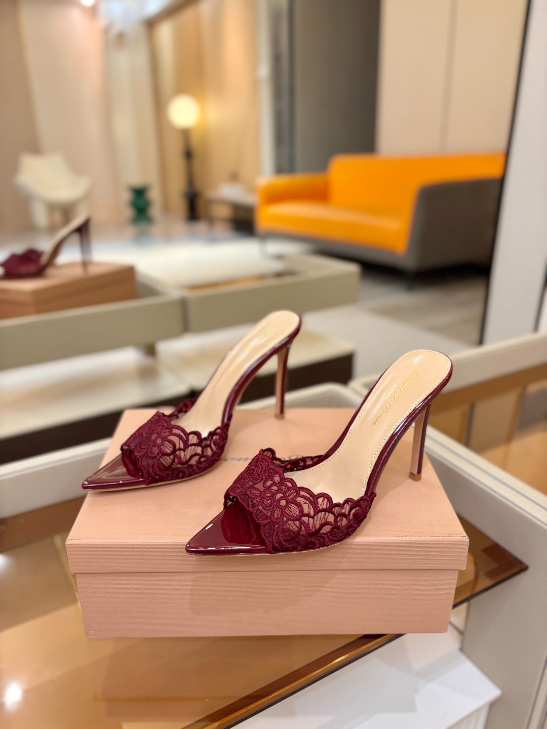 Gianvito rossi 经典款尖头电绣高跟鞋，它的出现就像夜空中最璀璨的星辰✨。经典的款式，永恒的