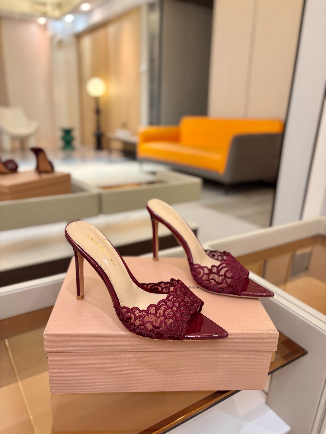 Gianvito rossi 经典款尖头电绣高跟鞋，它的出现就像夜空中最璀璨的星辰✨。经典的款式，永恒的