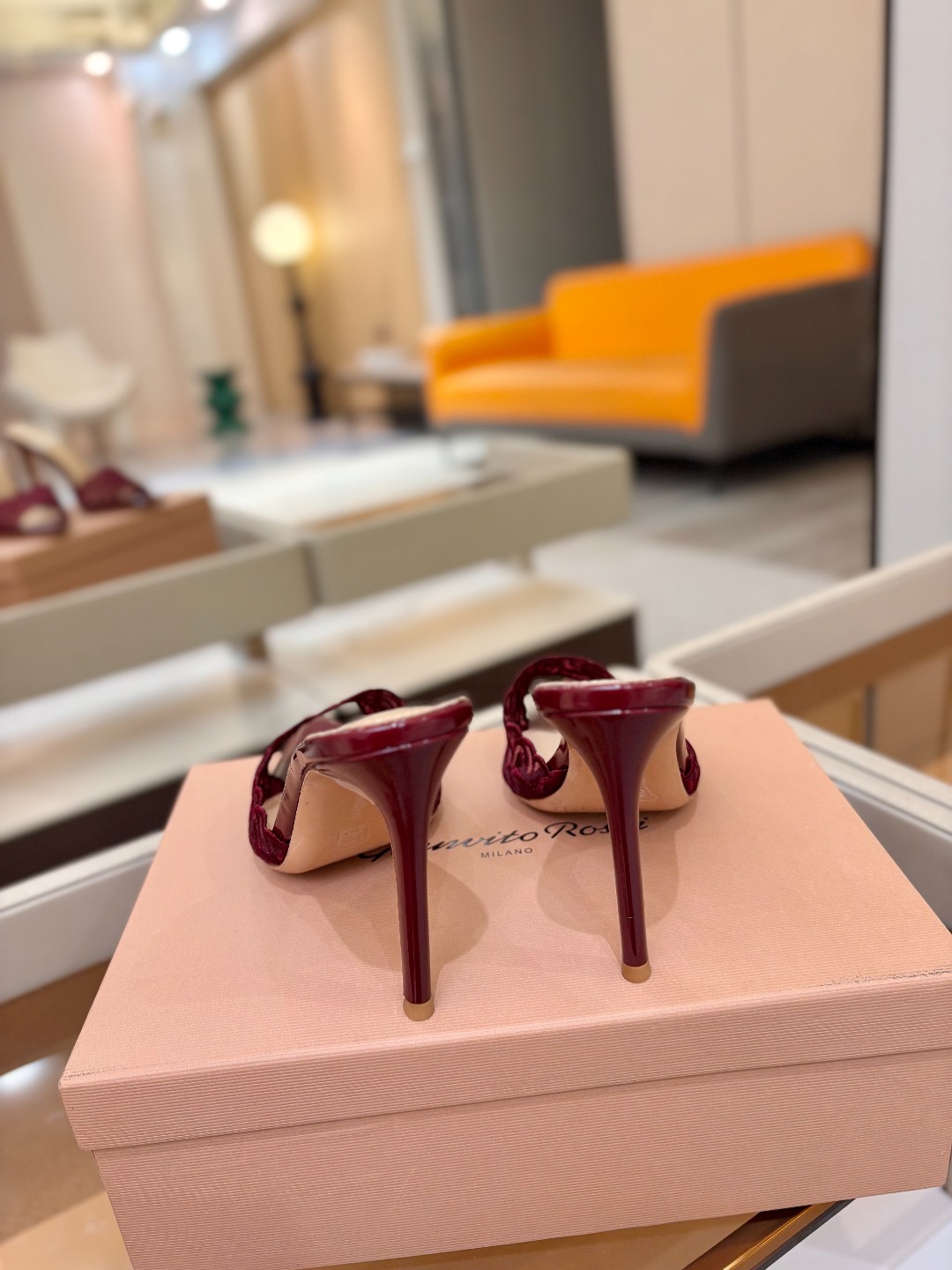 Gianvito rossi 经典款尖头电绣高跟鞋，它的出现就像夜空中最璀璨的星辰✨。经典的款式，永恒的