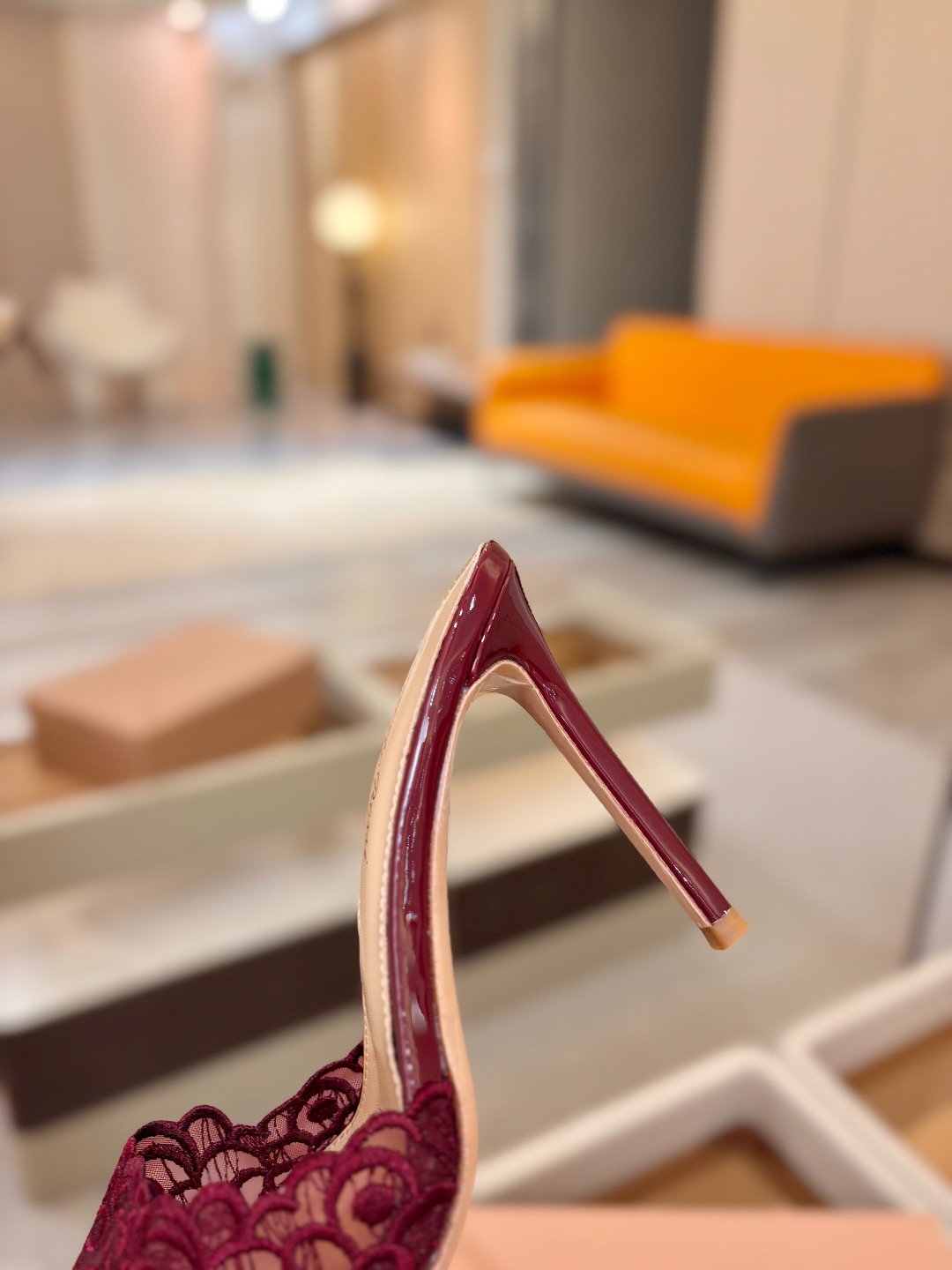 Gianvito rossi 经典款尖头电绣高跟鞋，它的出现就像夜空中最璀璨的星辰✨。经典的款式，永恒的
