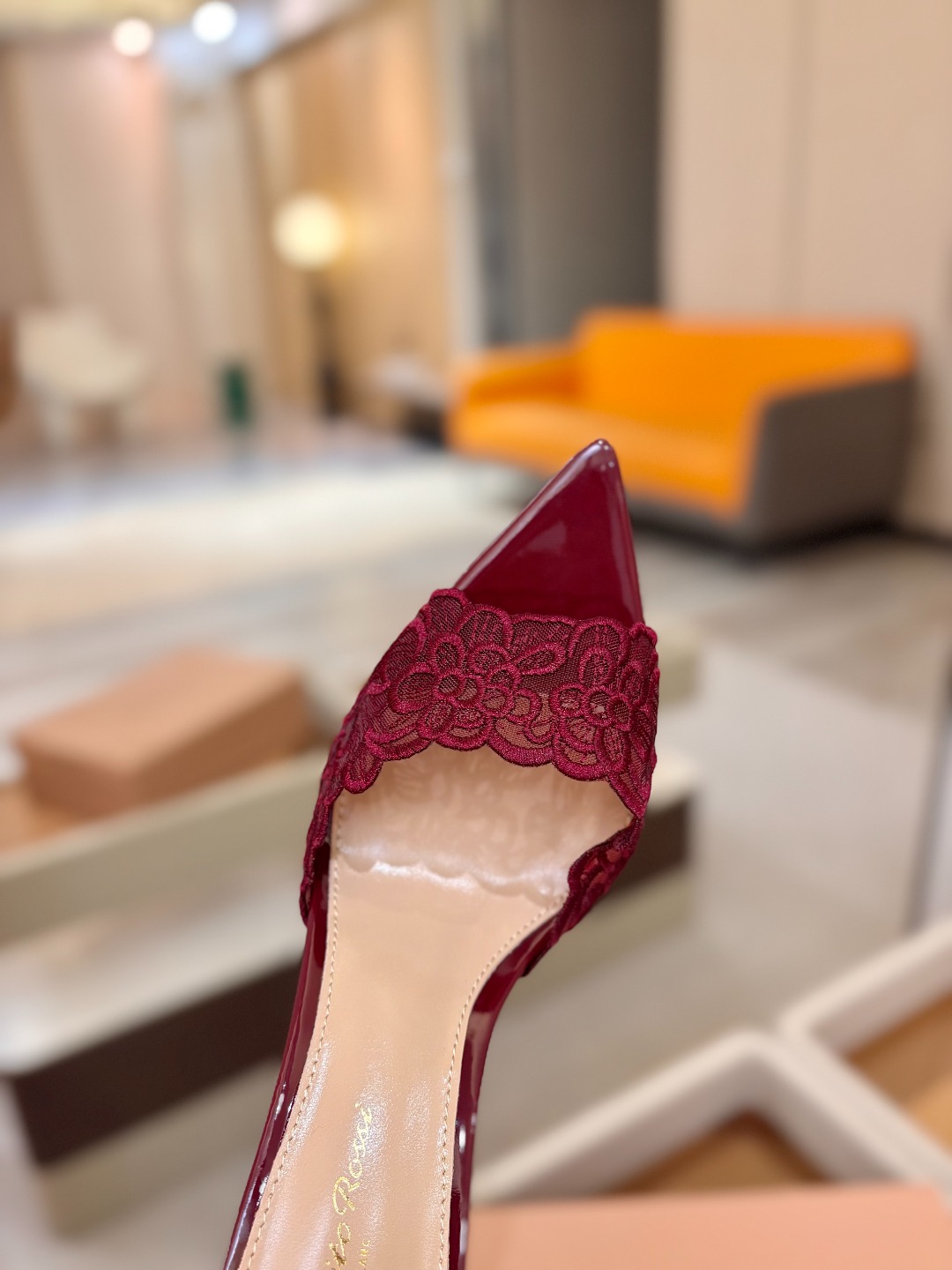 Gianvito rossi 经典款尖头电绣高跟鞋，它的出现就像夜空中最璀璨的星辰✨。经典的款式，永恒的