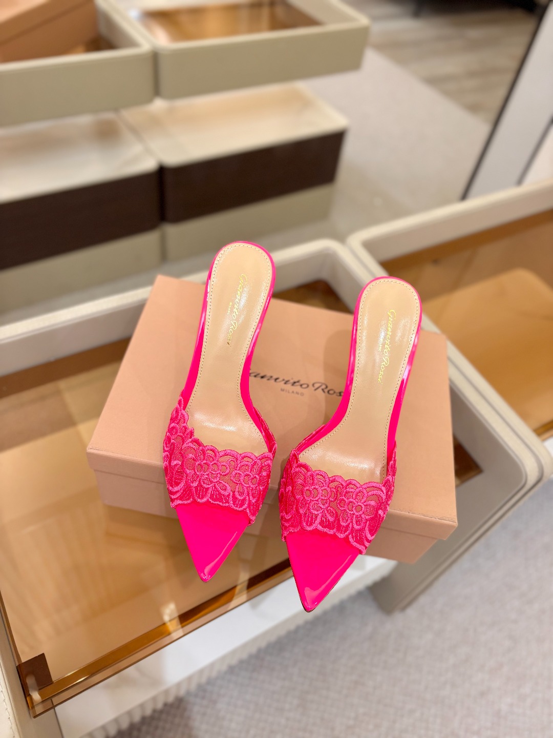Gianvito rossi 经典款尖头电绣高跟鞋，它的出现就像夜空中最璀璨的星辰✨。经典的款式，永恒的