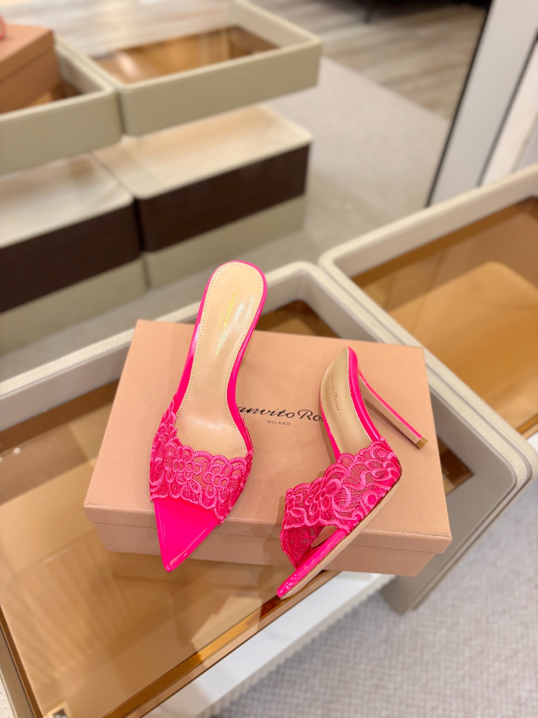 Gianvito rossi 经典款尖头电绣高跟鞋，它的出现就像夜空中最璀璨的星辰✨。经典的款式，永恒的
