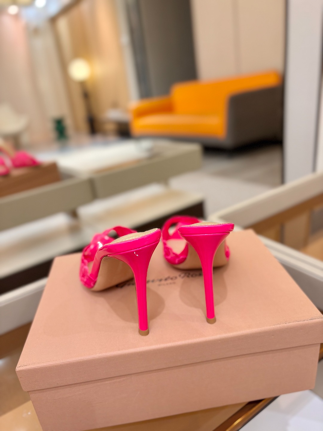 Gianvito rossi 经典款尖头电绣高跟鞋，它的出现就像夜空中最璀璨的星辰✨。经典的款式，永恒的