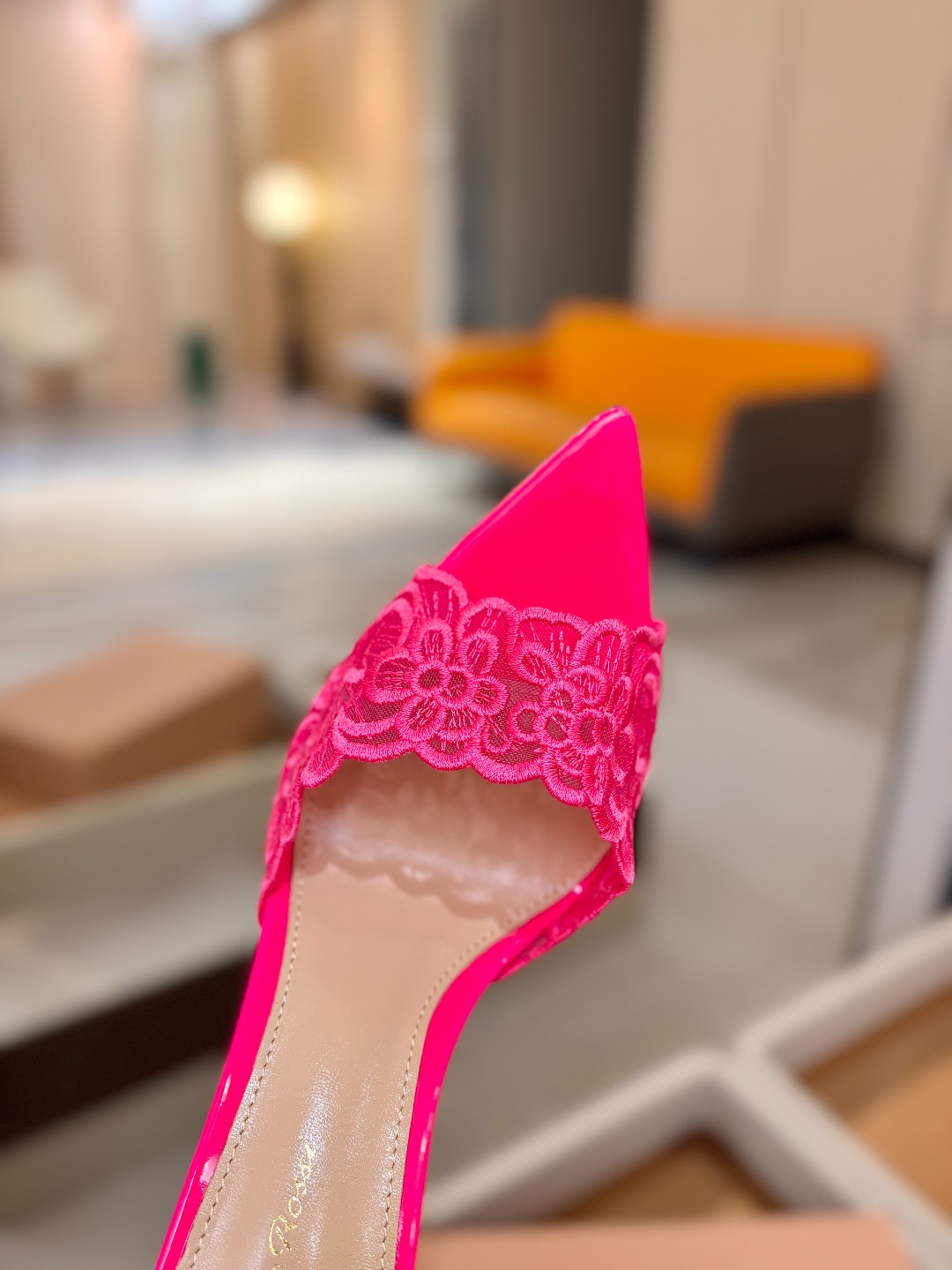 Gianvito rossi 经典款尖头电绣高跟鞋，它的出现就像夜空中最璀璨的星辰✨。经典的款式，永恒的