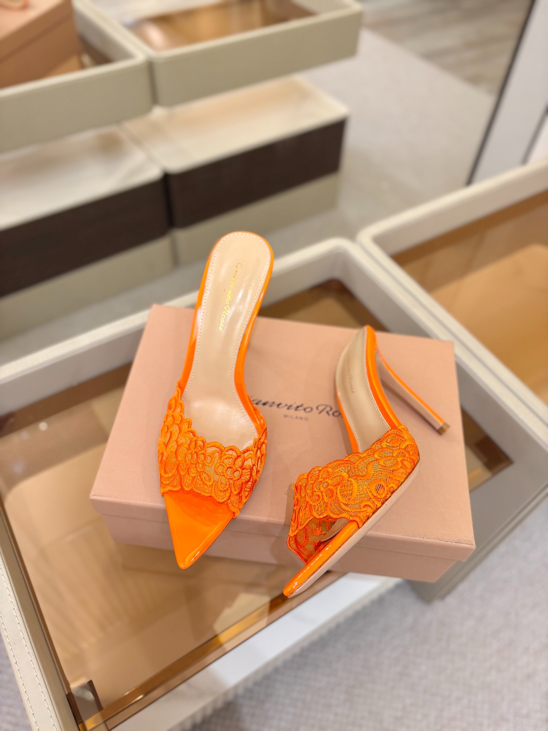 Gianvito rossi 经典款尖头电绣高跟鞋，它的出现就像夜空中最璀璨的星辰✨。经典的款式，永恒的