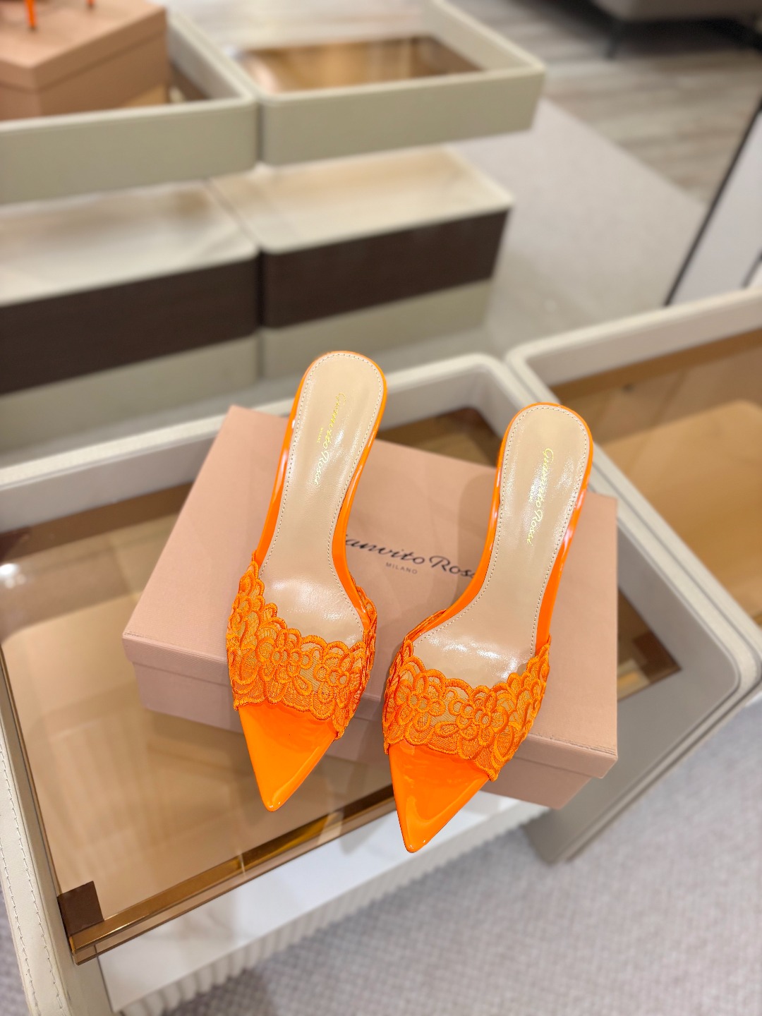 Gianvito rossi 经典款尖头电绣高跟鞋，它的出现就像夜空中最璀璨的星辰✨。经典的款式，永恒的