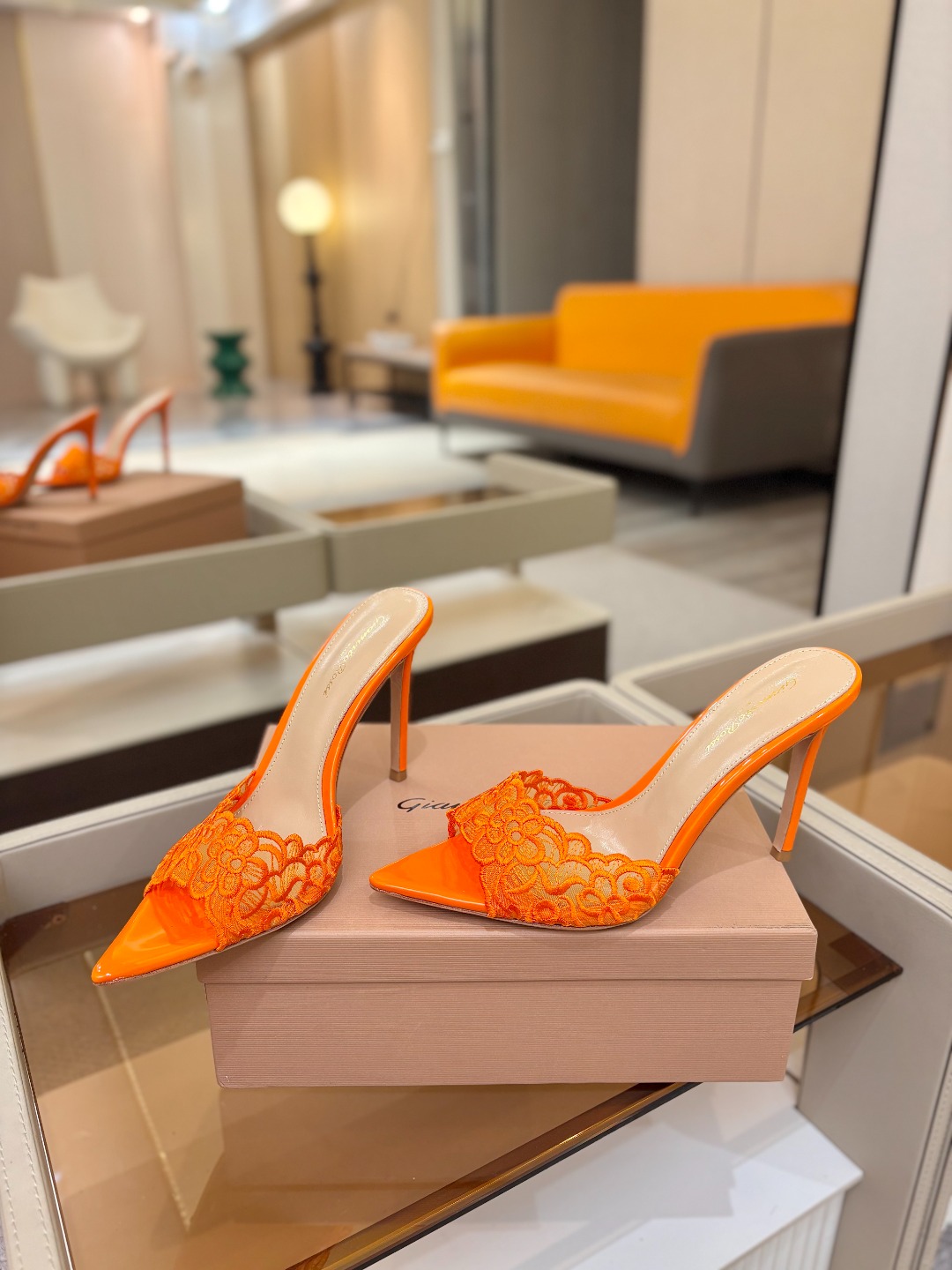 Gianvito rossi 经典款尖头电绣高跟鞋，它的出现就像夜空中最璀璨的星辰✨。经典的款式，永恒的