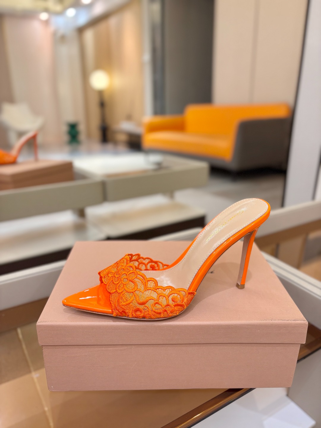 Gianvito rossi 经典款尖头电绣高跟鞋，它的出现就像夜空中最璀璨的星辰✨。经典的款式，永恒的