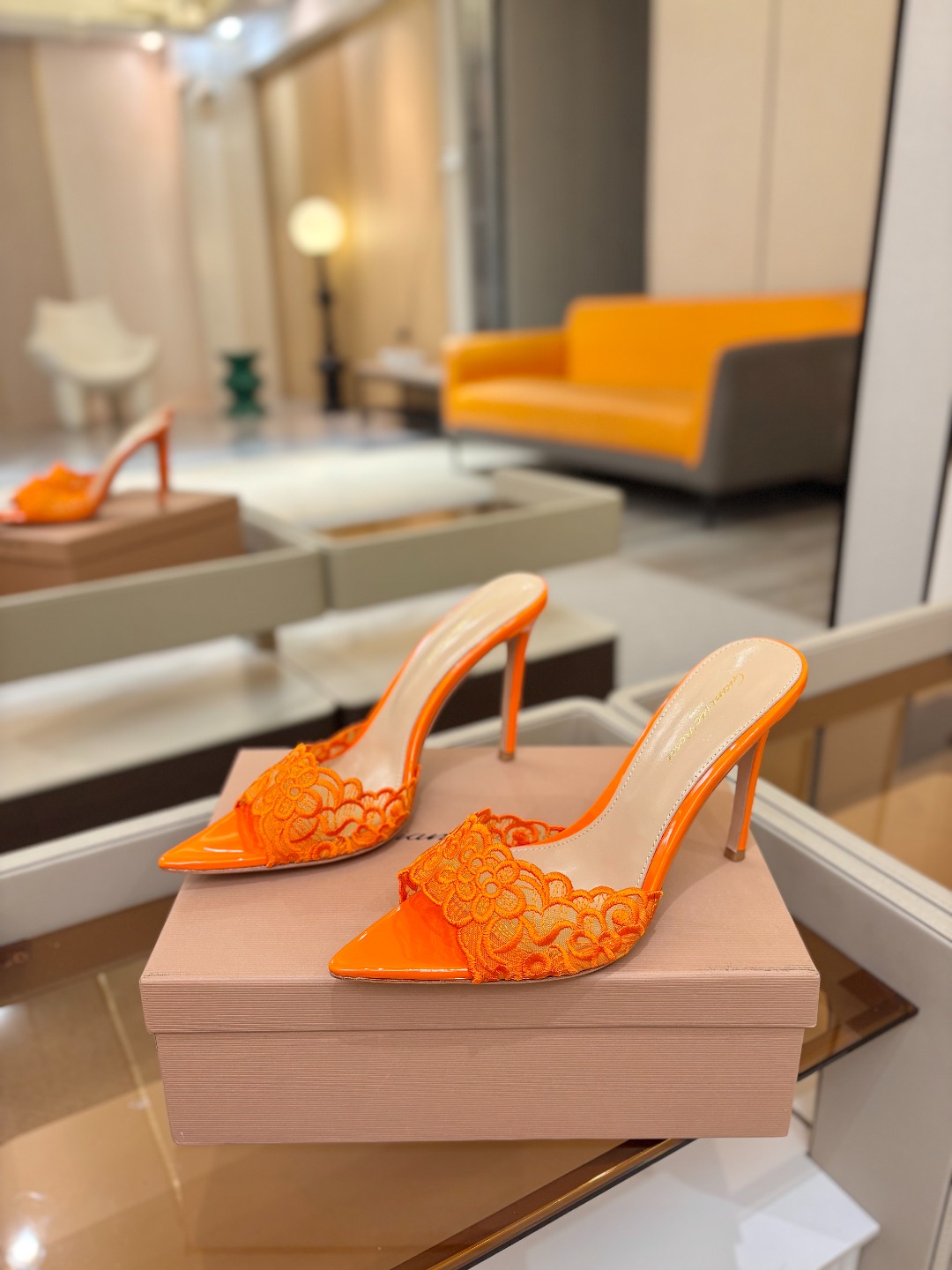 Gianvito rossi 经典款尖头电绣高跟鞋，它的出现就像夜空中最璀璨的星辰✨。经典的款式，永恒的
