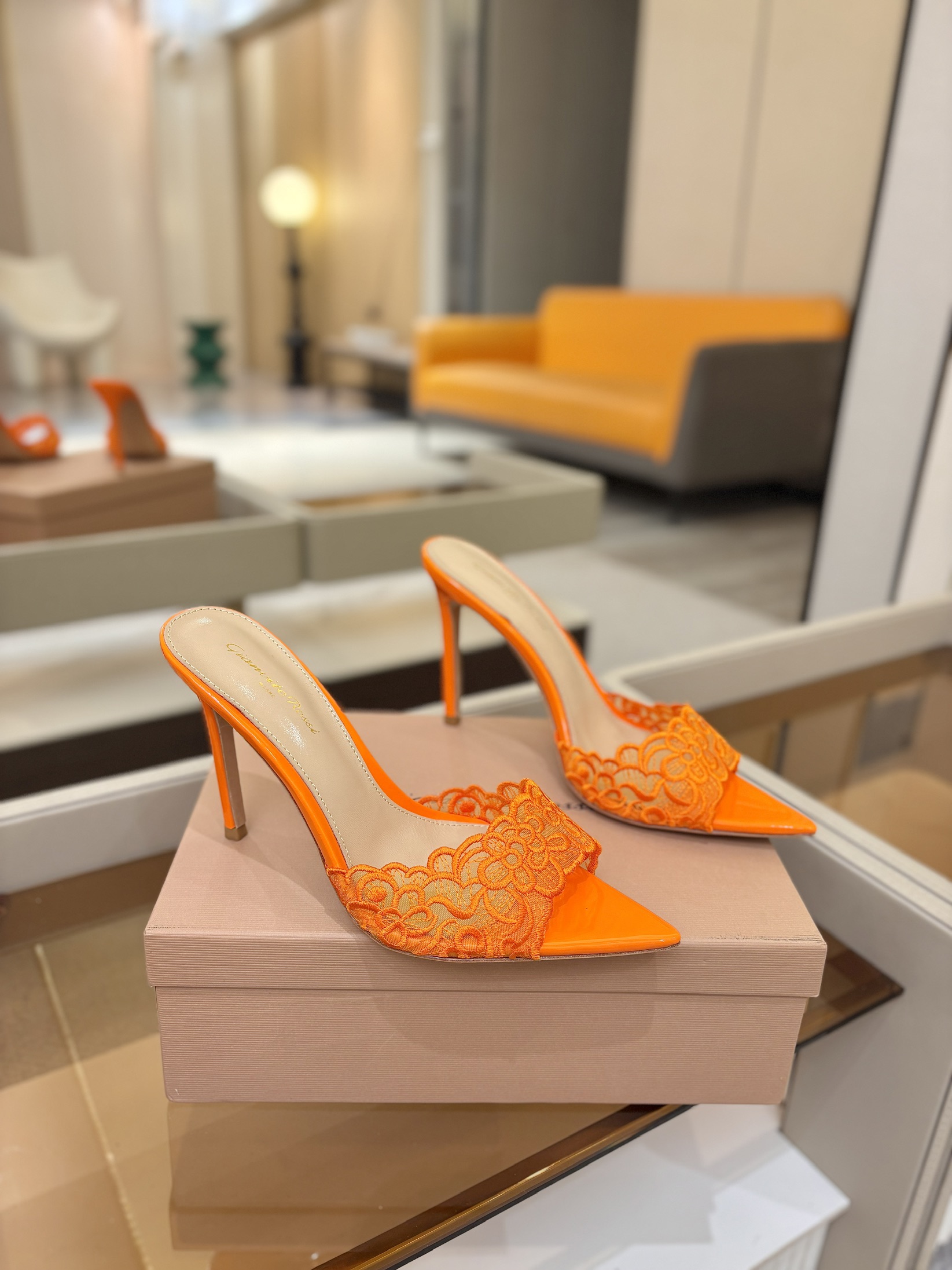 Gianvito rossi 经典款尖头电绣高跟鞋，它的出现就像夜空中最璀璨的星辰✨。经典的款式，永恒的