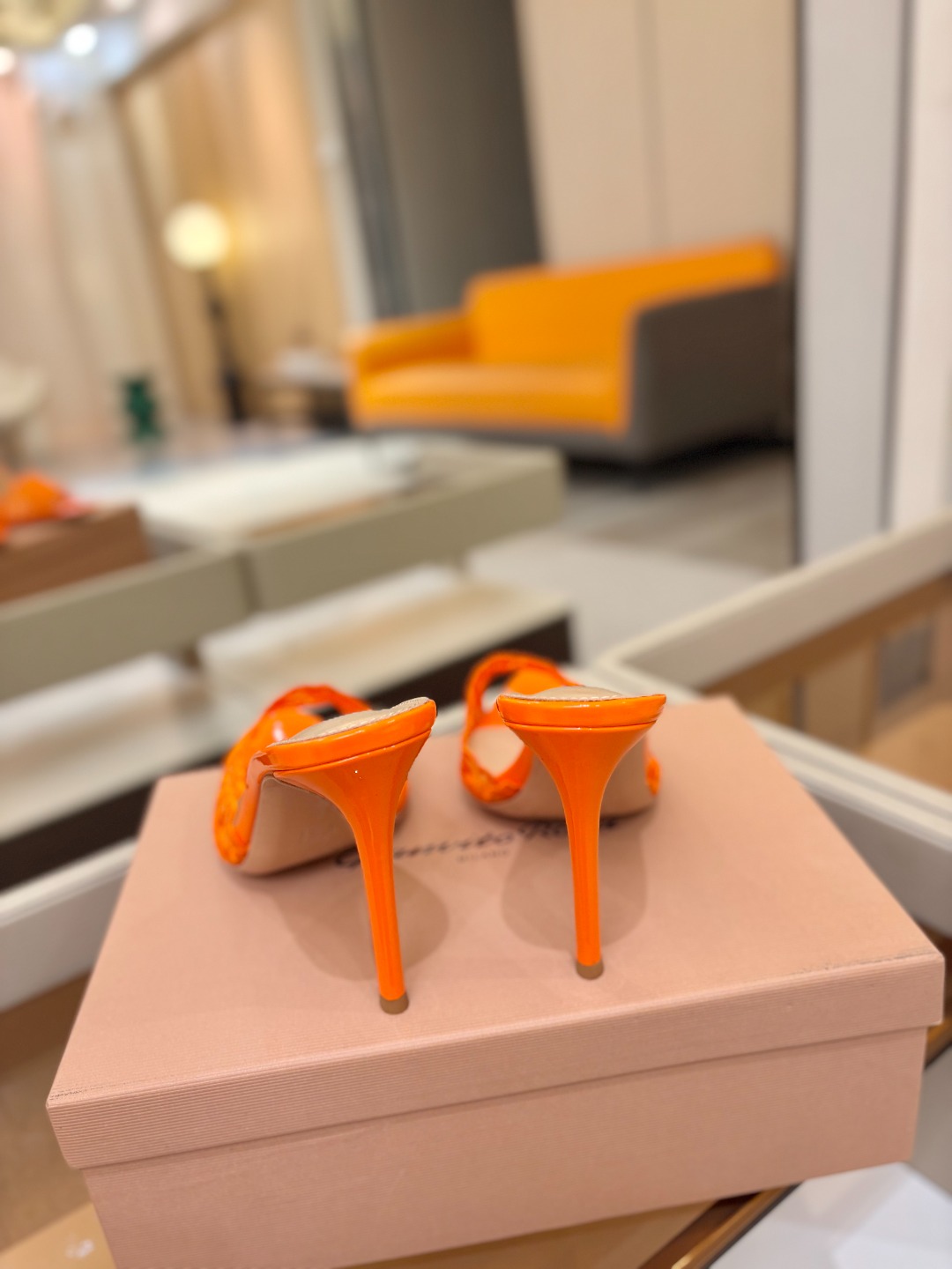 Gianvito rossi 经典款尖头电绣高跟鞋，它的出现就像夜空中最璀璨的星辰✨。经典的款式，永恒的