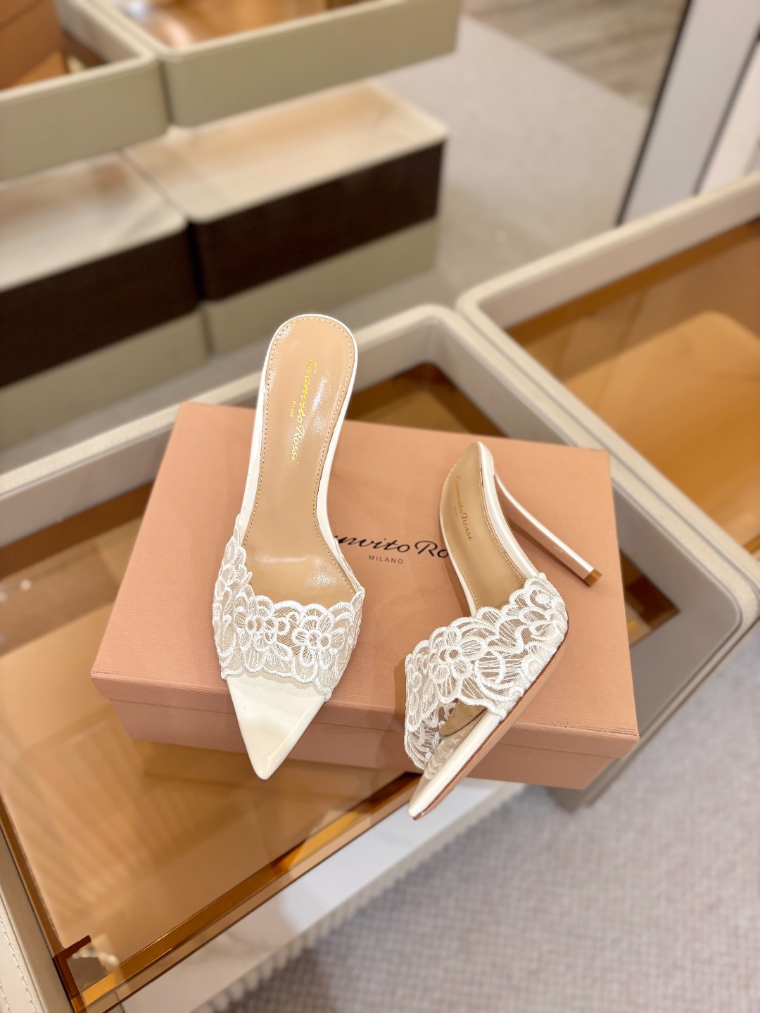 Gianvito rossi 经典款尖头电绣高跟鞋，它的出现就像夜空中最璀璨的星辰✨。经典的款式，永恒的