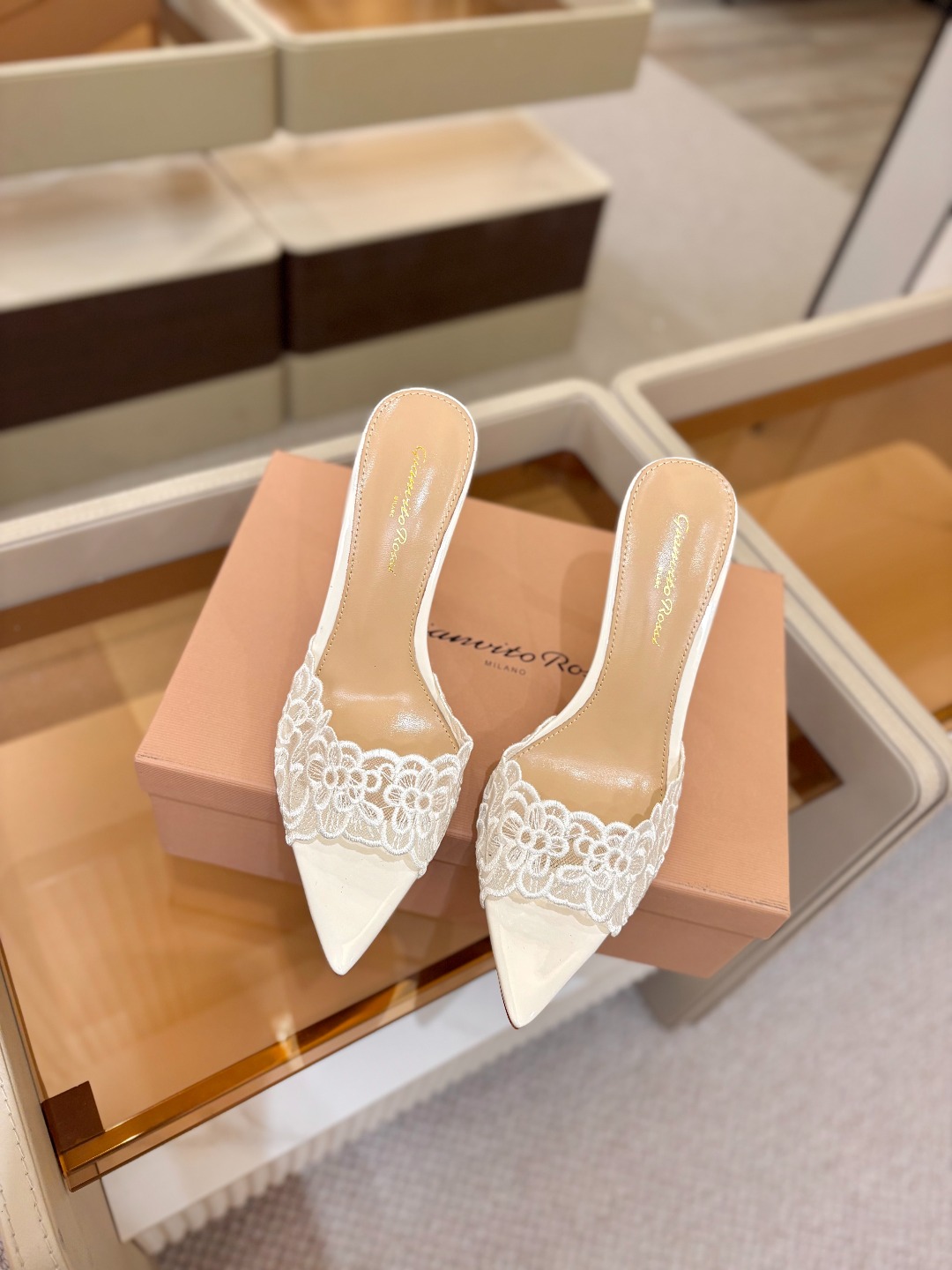 Gianvito rossi 经典款尖头电绣高跟鞋，它的出现就像夜空中最璀璨的星辰✨。经典的款式，永恒的