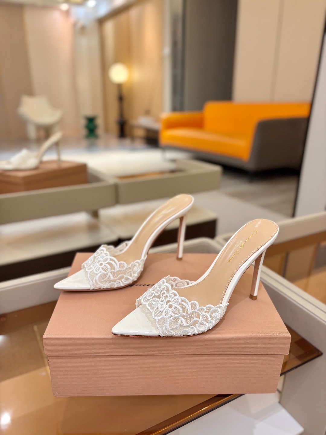 Gianvito rossi 经典款尖头电绣高跟鞋，它的出现就像夜空中最璀璨的星辰✨。经典的款式，永恒的