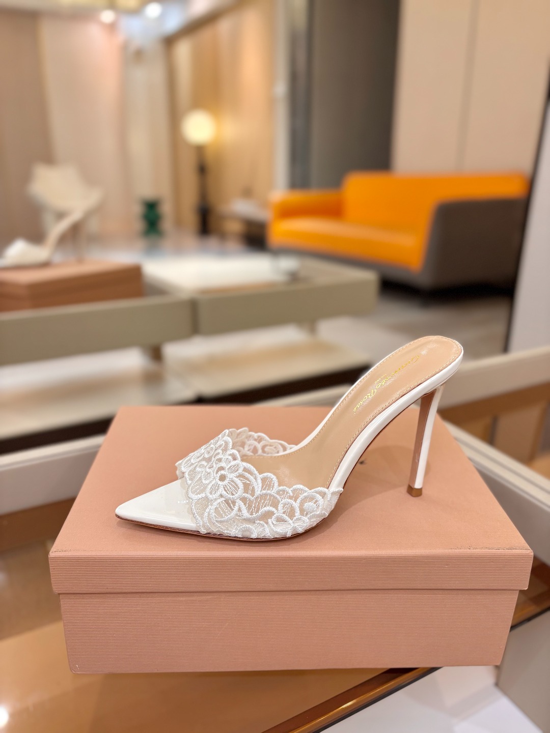 Gianvito rossi 经典款尖头电绣高跟鞋，它的出现就像夜空中最璀璨的星辰✨。经典的款式，永恒的