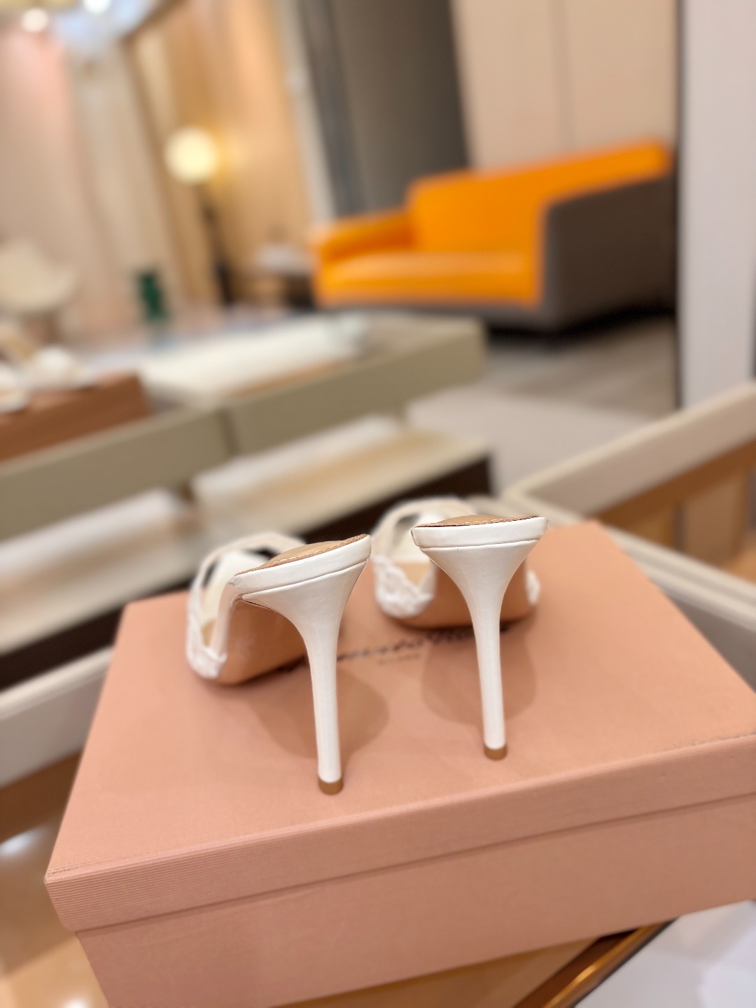 Gianvito rossi 经典款尖头电绣高跟鞋，它的出现就像夜空中最璀璨的星辰✨。经典的款式，永恒的