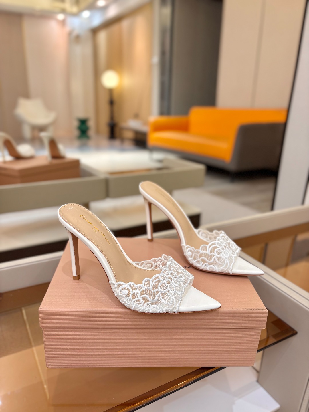 Gianvito rossi 经典款尖头电绣高跟鞋，它的出现就像夜空中最璀璨的星辰✨。经典的款式，永恒的