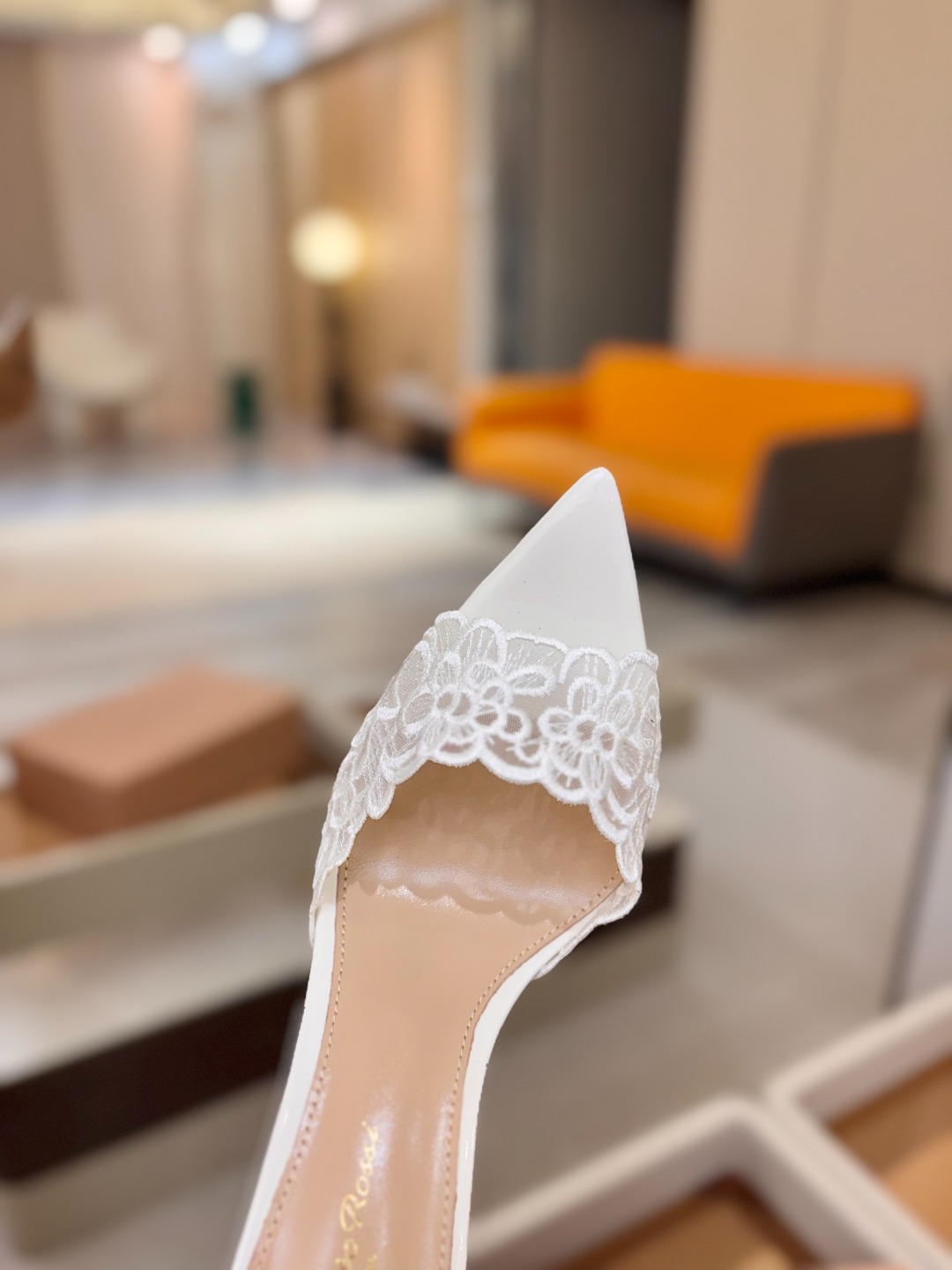 Gianvito rossi 经典款尖头电绣高跟鞋，它的出现就像夜空中最璀璨的星辰✨。经典的款式，永恒的