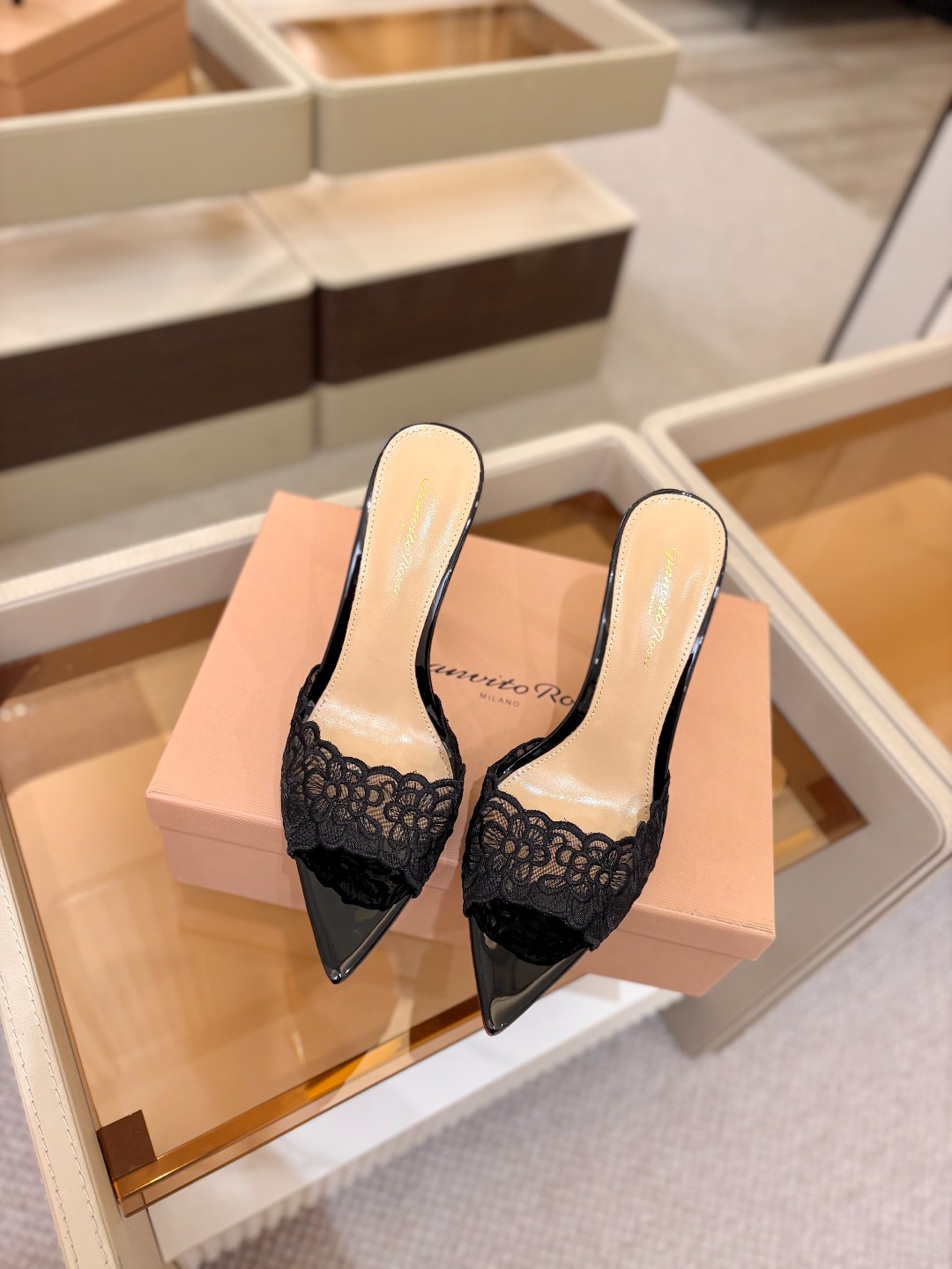 Gianvito rossi 经典款尖头电绣高跟鞋，它的出现就像夜空中最璀璨的星辰✨。经典的款式，永恒的
