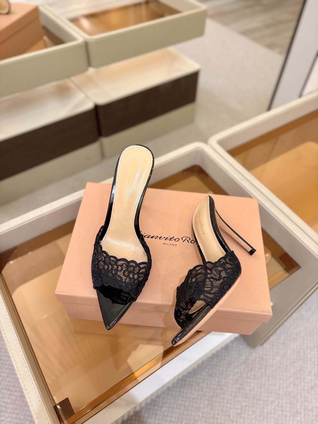 Gianvito rossi 经典款尖头电绣高跟鞋，它的出现就像夜空中最璀璨的星辰✨。经典的款式，永恒的