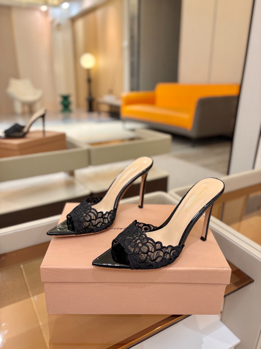 Gianvito rossi 经典款尖头电绣高跟鞋，它的出现就像夜空中最璀璨的星辰✨。经典的款式，永恒的
