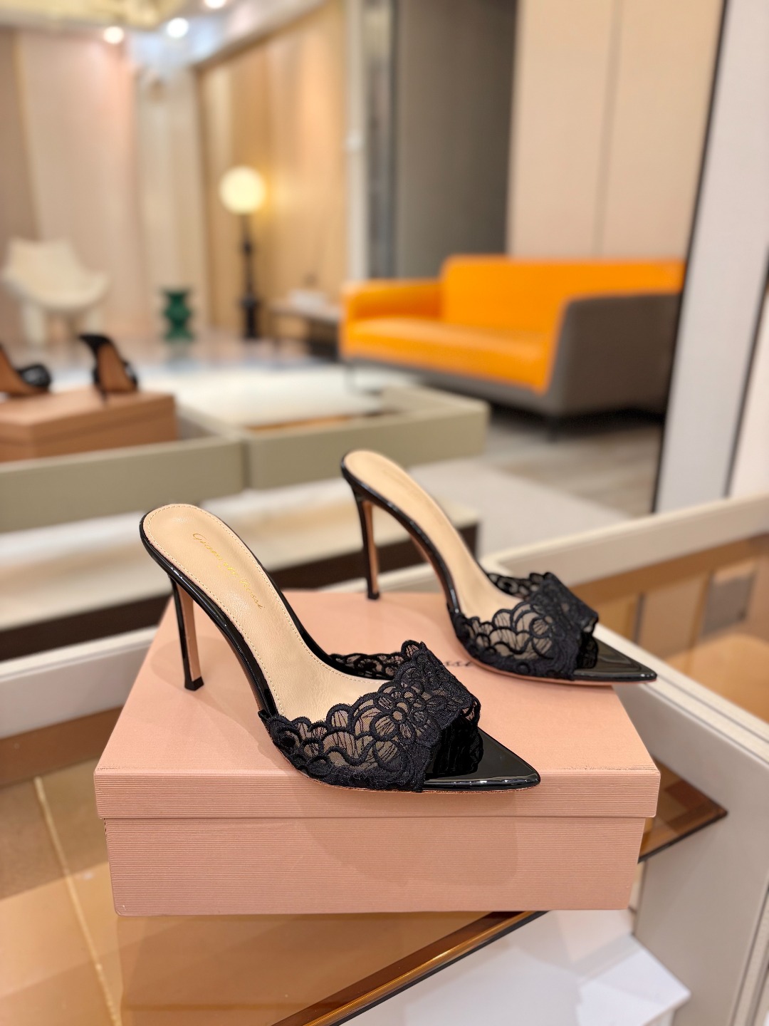 Gianvito rossi 经典款尖头电绣高跟鞋，它的出现就像夜空中最璀璨的星辰✨。经典的款式，永恒的