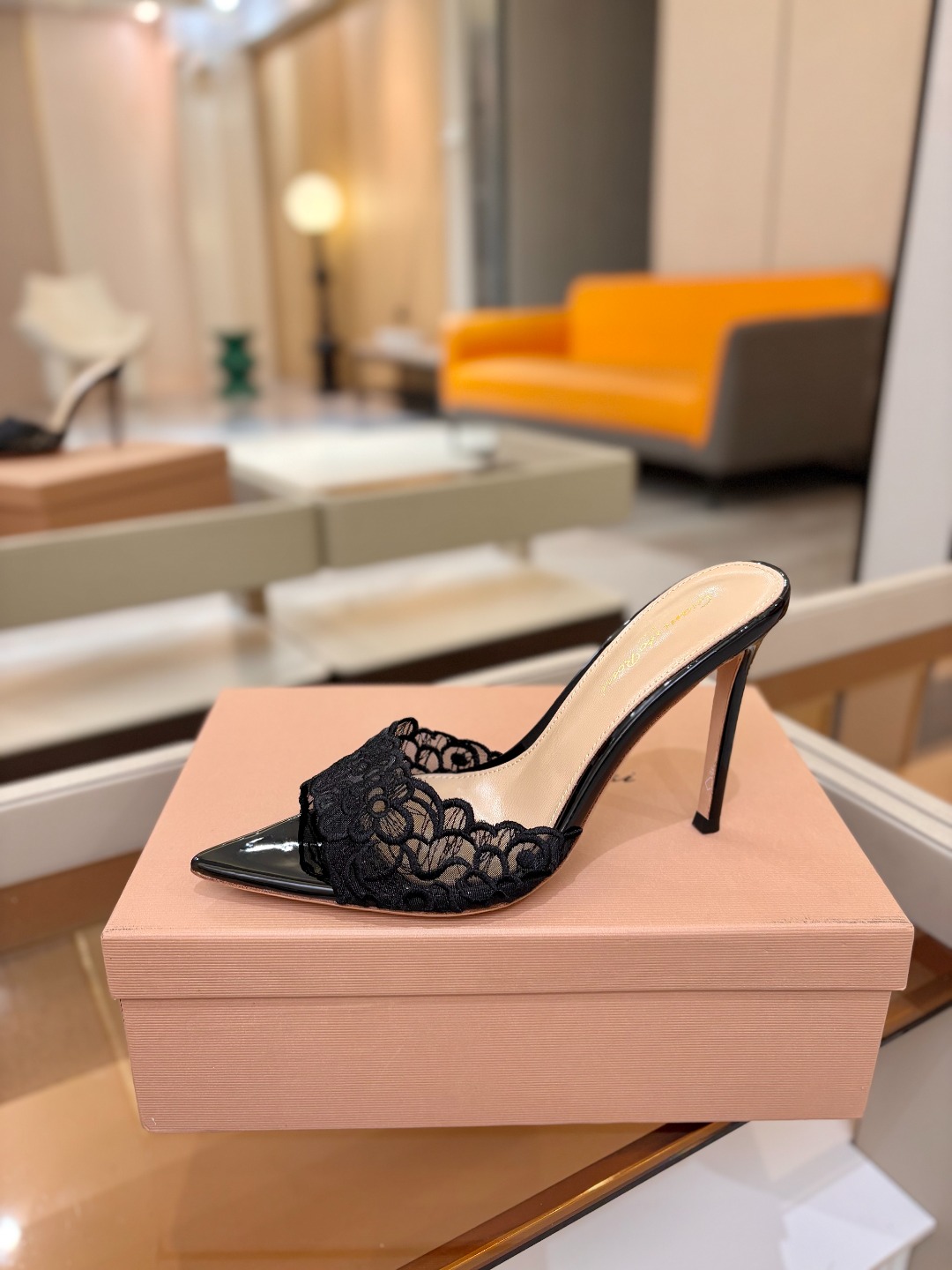 Gianvito rossi 经典款尖头电绣高跟鞋，它的出现就像夜空中最璀璨的星辰✨。经典的款式，永恒的