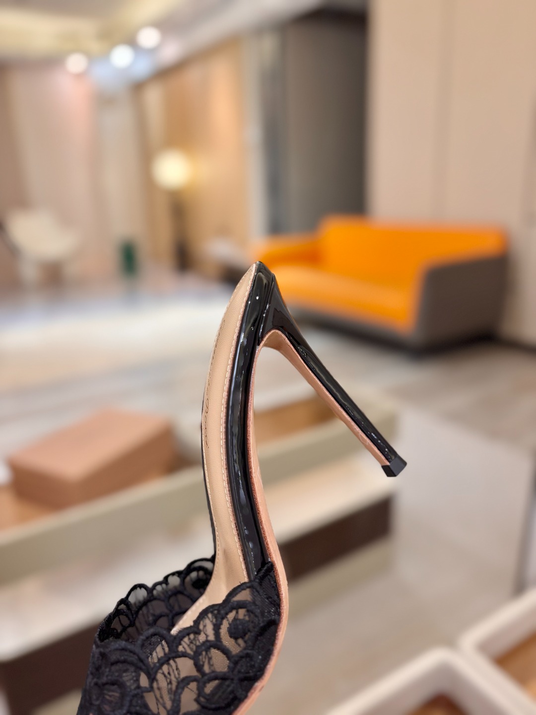 Gianvito rossi 经典款尖头电绣高跟鞋，它的出现就像夜空中最璀璨的星辰✨。经典的款式，永恒的