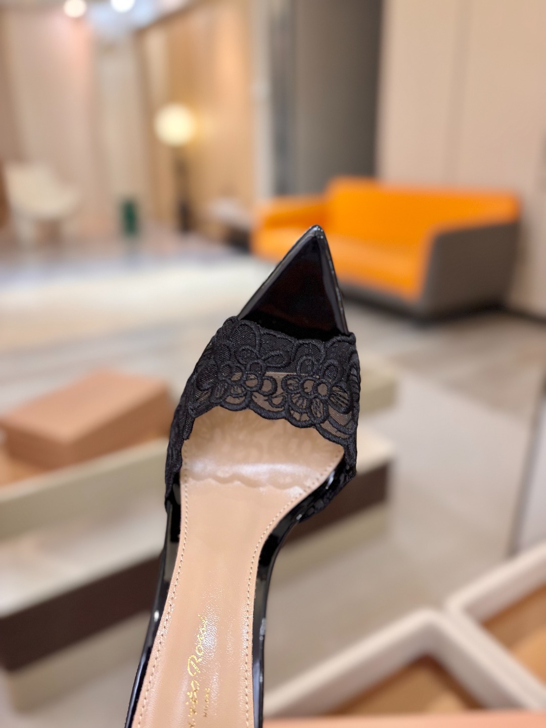 Gianvito rossi 经典款尖头电绣高跟鞋，它的出现就像夜空中最璀璨的星辰✨。经典的款式，永恒的