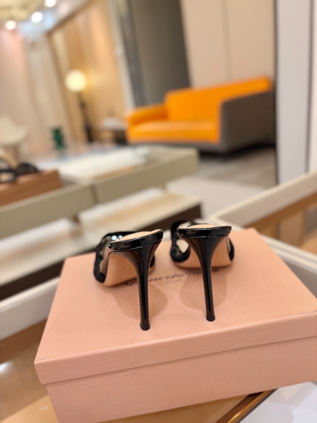 Gianvito rossi 经典款尖头电绣高跟鞋，它的出现就像夜空中最璀璨的星辰✨。经典的款式，永恒的