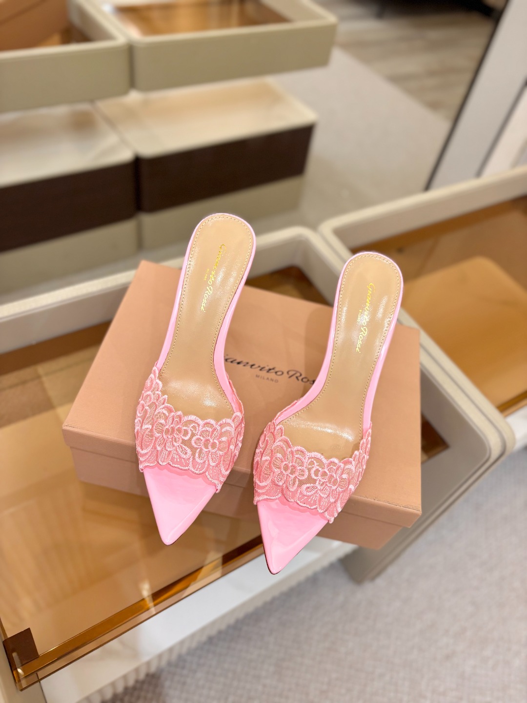 Gianvito rossi 经典款尖头电绣高跟鞋，它的出现就像夜空中最璀璨的星辰✨。经典的款式，永恒的
