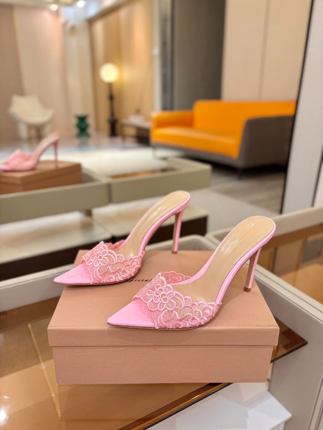 Gianvito rossi 经典款尖头电绣高跟鞋，它的出现就像夜空中最璀璨的星辰✨。经典的款式，永恒的