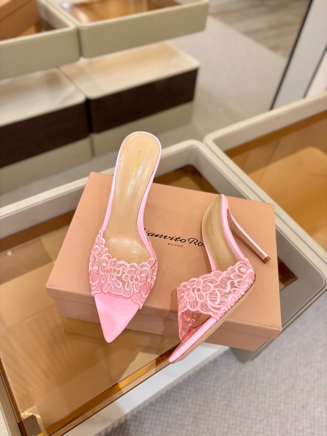 Gianvito rossi 经典款尖头电绣高跟鞋，它的出现就像夜空中最璀璨的星辰✨。经典的款式，永恒的
