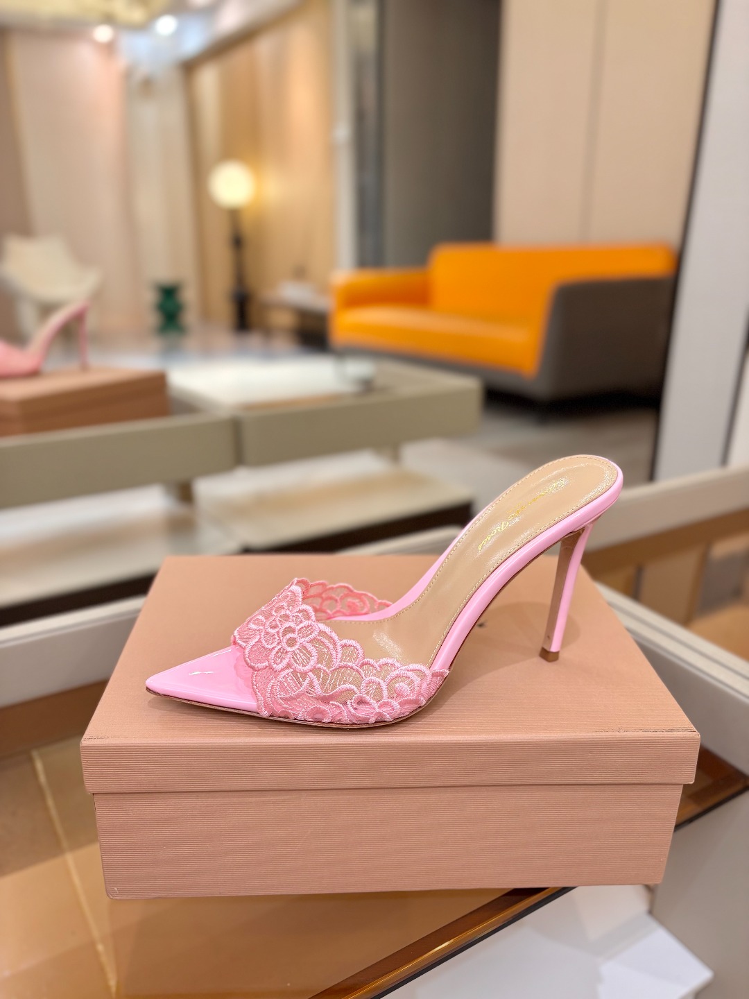 Gianvito rossi 经典款尖头电绣高跟鞋，它的出现就像夜空中最璀璨的星辰✨。经典的款式，永恒的