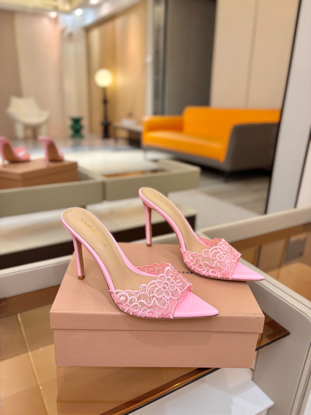 Gianvito rossi 经典款尖头电绣高跟鞋，它的出现就像夜空中最璀璨的星辰✨。经典的款式，永恒的